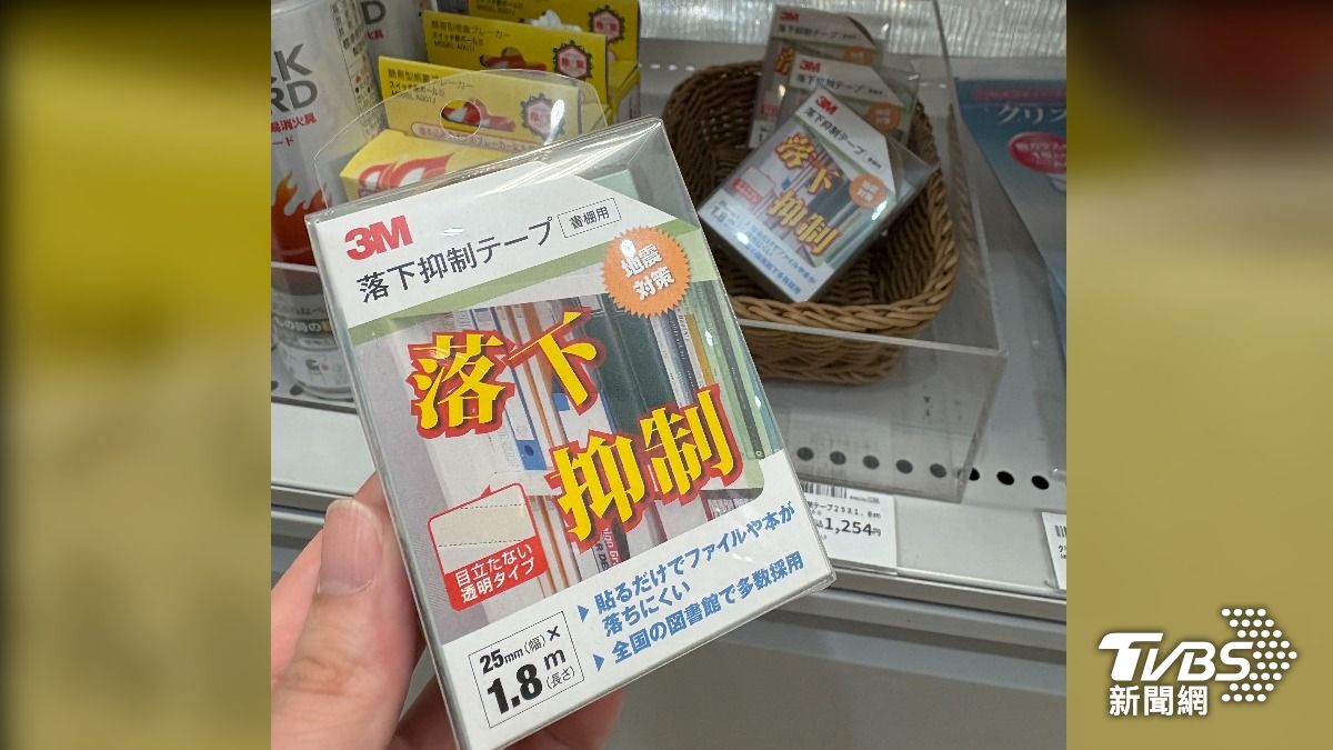 日本就連防止書架上書本掉落的膠條都有販售。（圖／游雅嵐攝）