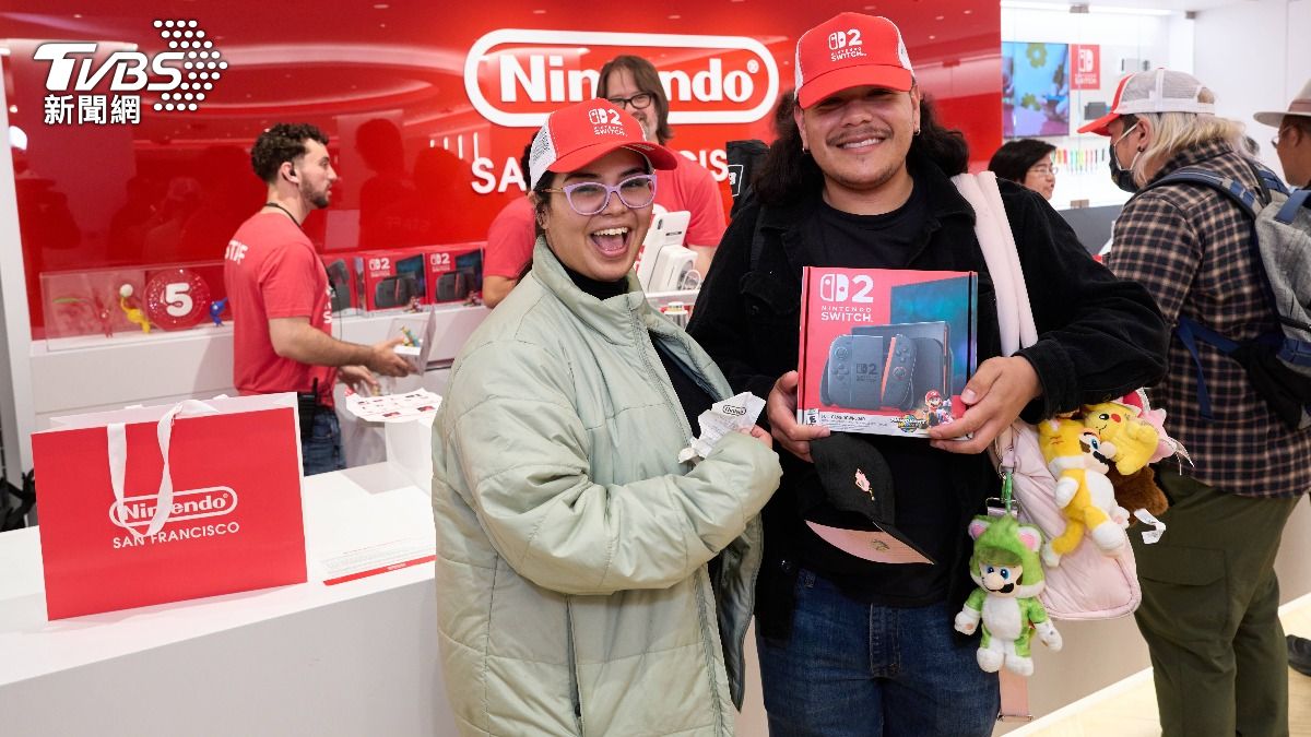 任天堂新一代遊戲機Switch 2在美國、日本搶先開賣,不少玩家提前排隊卡位,任天堂預估全球銷量能達到1500萬台。(圖/達志影像美聯社)