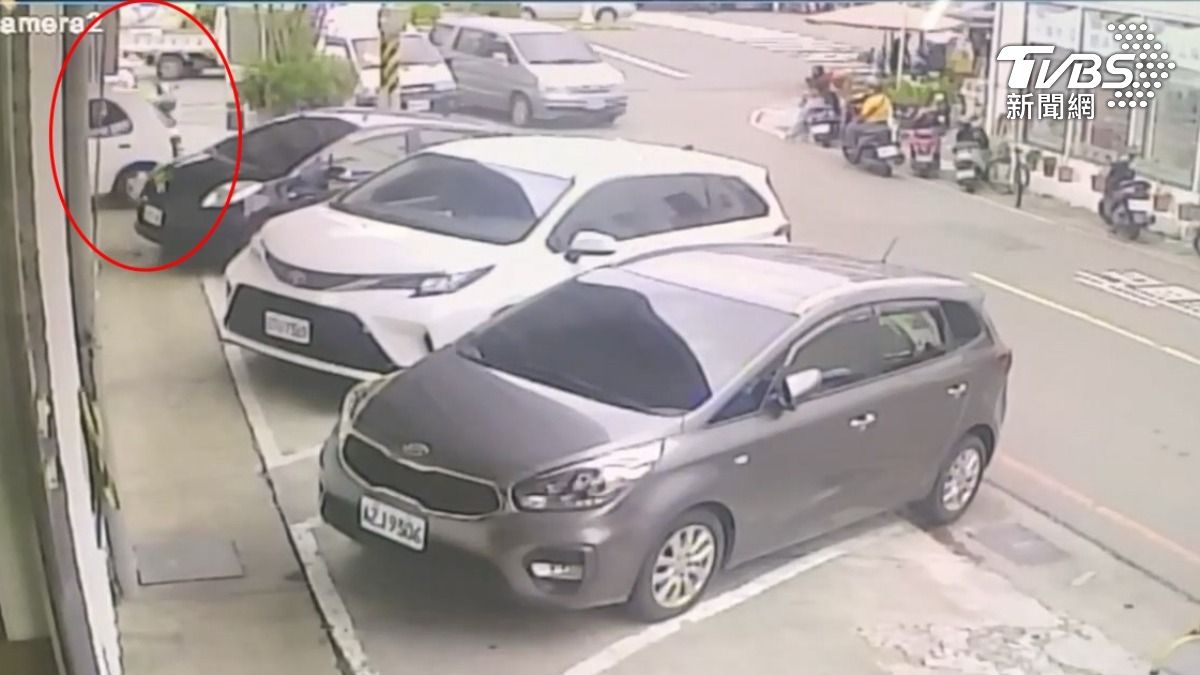 七十歲的女駕駛，正要停車，卻疑似油門踩太大力，衝進店內。（圖／TVBS）