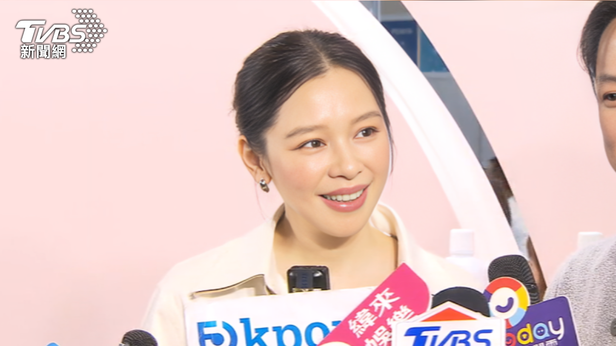 得知理想混蛋新歌與自己的歌曲撞名,徐若瑄笑說雙方可以合作看看。(圖/TVBS)