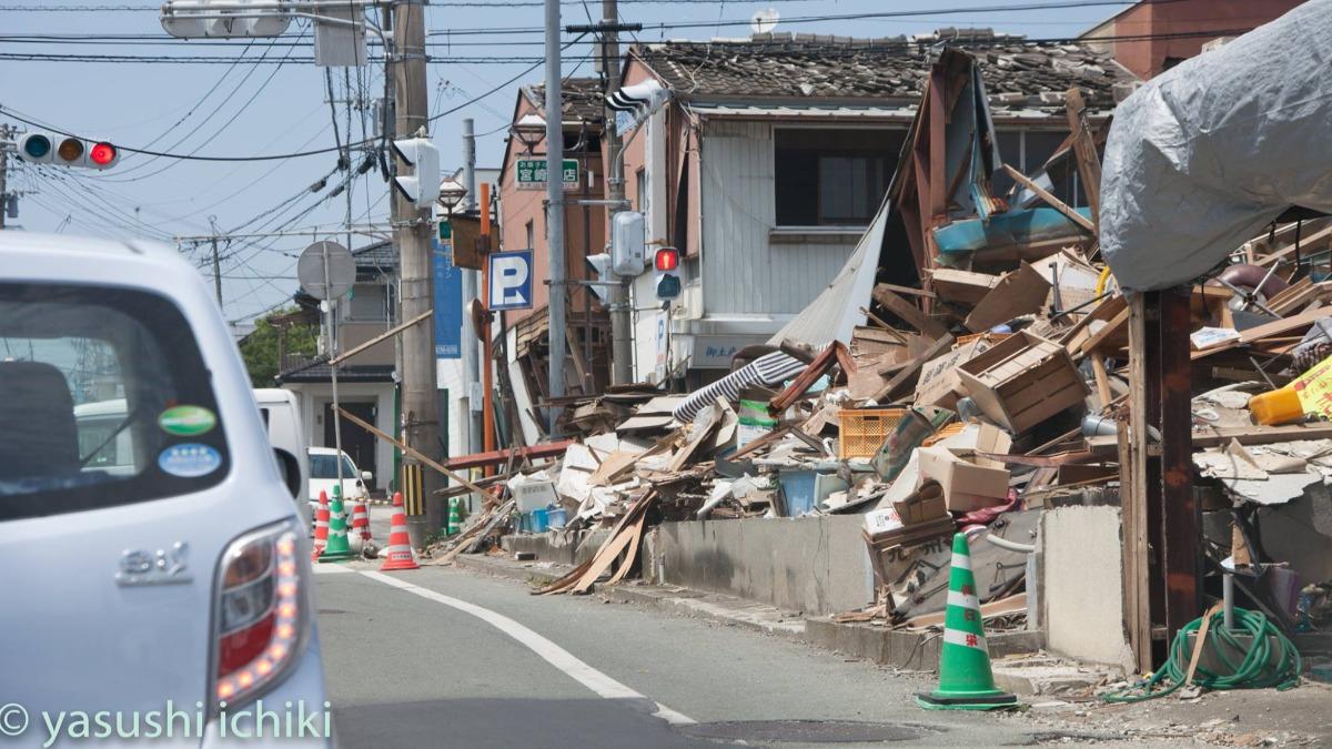 一木康指出，熊本強震後許多以前家訪過的學生家中房屋全毀。（圖／一木康提供）
