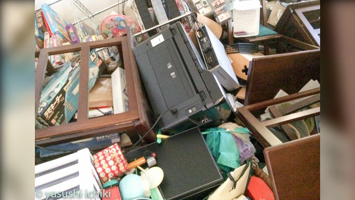 熊本強震過後，一木康家中的書本堆滿地板，書櫃已殘破不堪地碎裂。（圖／一木康提供）