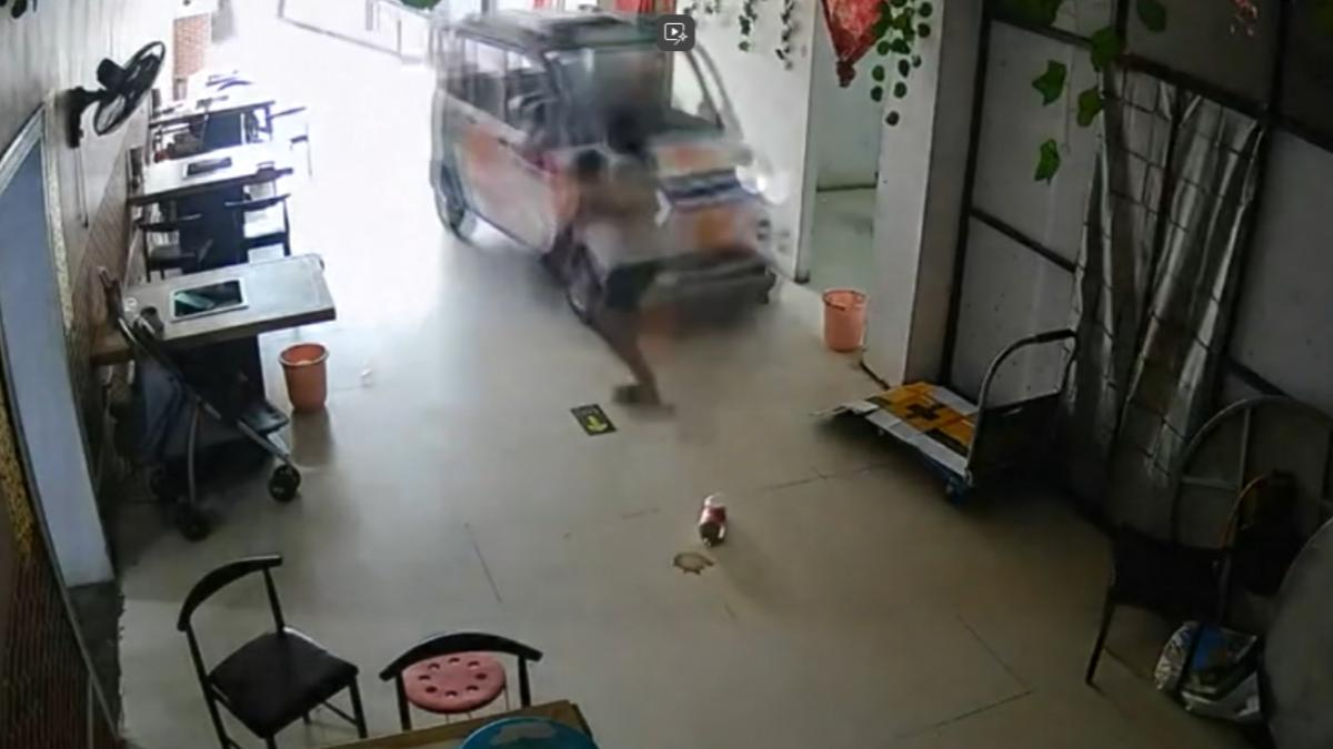 四輪電車暴衝進餐廳，11歲姊飛身救妹。（圖／CCTV+）