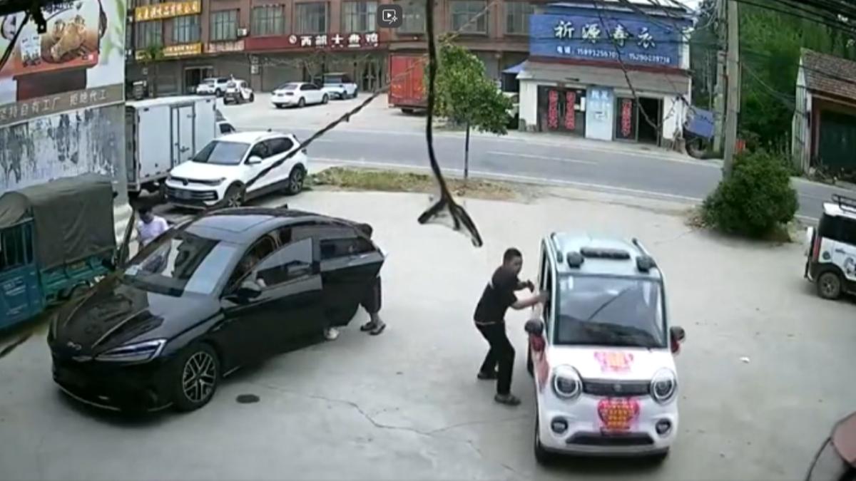 電車油門當剎車，河南餐廳玻璃門被撞爛。（圖／CCTV+）