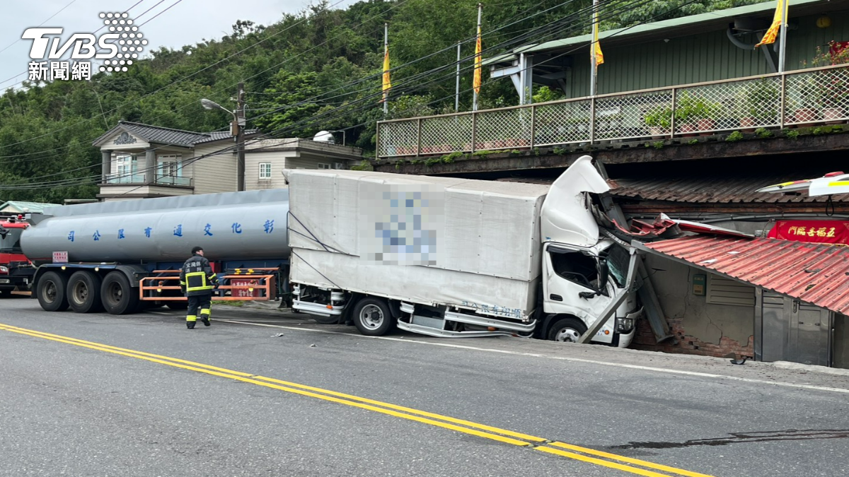 今（５）日宜蘭頭城台二線有大貨車衝撞到一輛小貨車及路邊民宅車禍。（圖／TVBS）