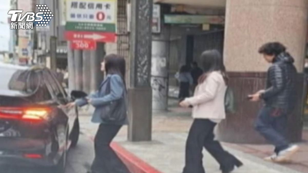 民進黨立委搭公務車(圖/翻攝自中國時報)