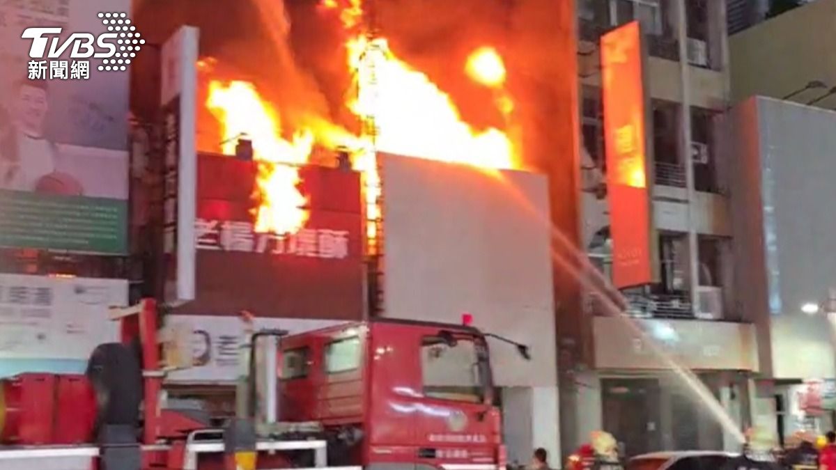 快訊/嘉義火車站商圈「倉庫大火」!火勢超猛 警消灌救中