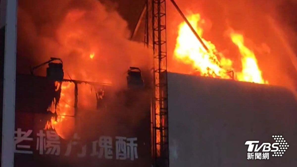 老楊方塊酥招牌已被大火吞噬。（圖／TVBS）