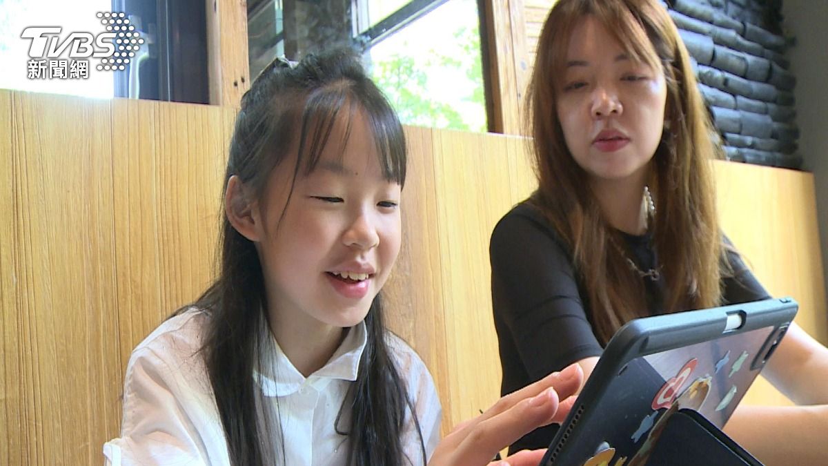從小陪玩網路!如何找到平衡 家長難題(圖/TVBS)