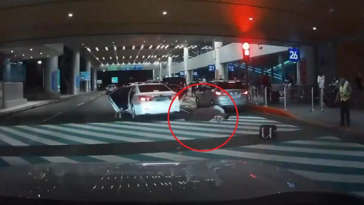 有片/桃園機場白牌車拒檢猛衝 乘客「驚險跳車」畫面曝