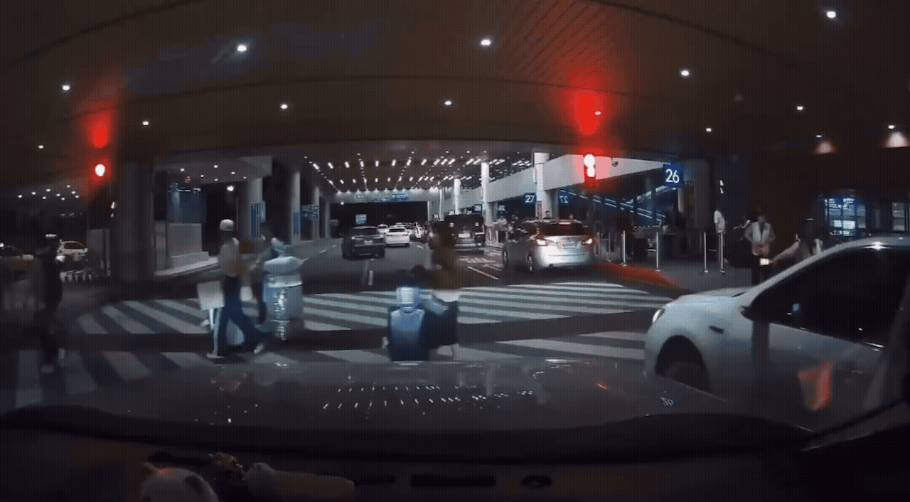 桃園機場乘客驚險跳車。（圖／小益機場接送提供）