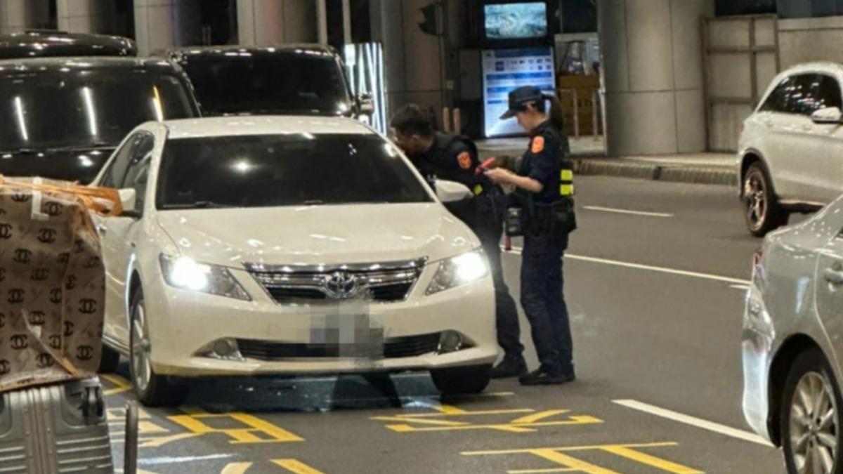 警方立即向前攔查取締。（圖／小益機場接送提供）