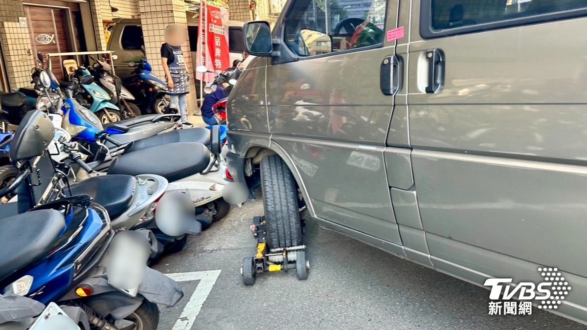 １２輛機車受損，目前拖吊場協助受損車主賠償事宜。（圖／海山分局提供）