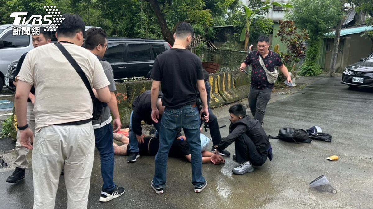 大批警力埋伏逮人。(圖/TVBS)