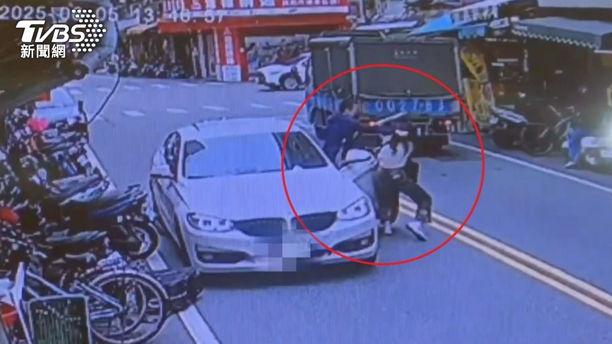 BMW假追撞真搶劫!黃金女業務勇猛搏鬥 男嫌落跑躲防風林