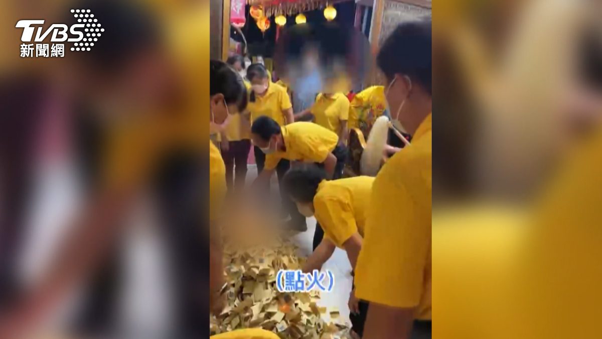 信徒躺在地上，廟方人員在她身上鋪了滿身金紙，隨後竟然點火引燃女信徒身上的金紙，讓人看了都捏把冷汗。(圖／社會事新聞影音)