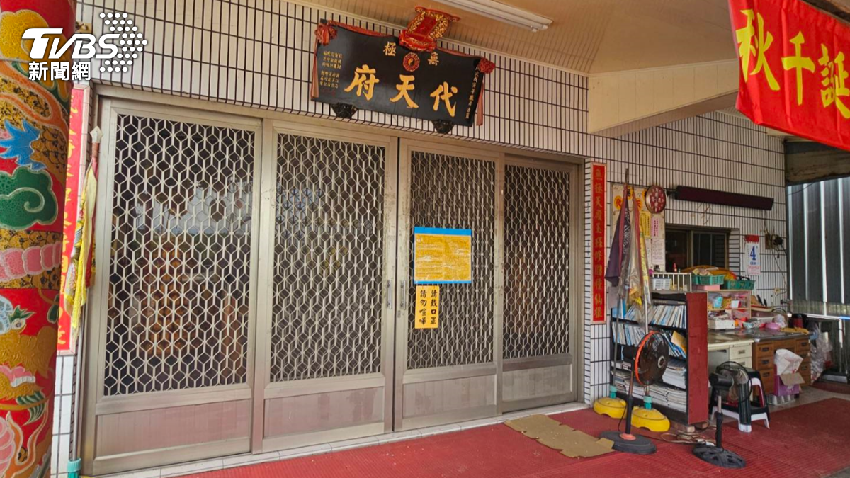 屏東九如鄉的一處宮廟，日前將金紙撲滿在信徒身上還點燃，宮廟解釋是一種祭改儀式。(圖／社會事新聞影音)