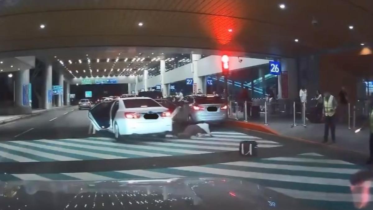 白牌車違規攬客,拒警攔查逃跑,釀外籍客受傷。(圖/Threads staradam22)