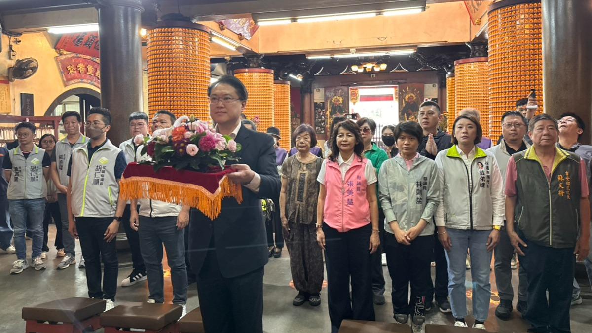 林右昌6日前往花蓮聖天宮參拜。(圖/民進黨提供)