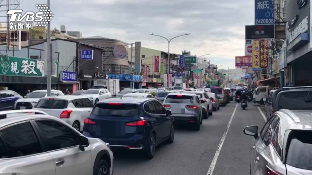事發路段一邊道路空無一人，另一邊汽機車卻全擠成一團（圖／TVBS）