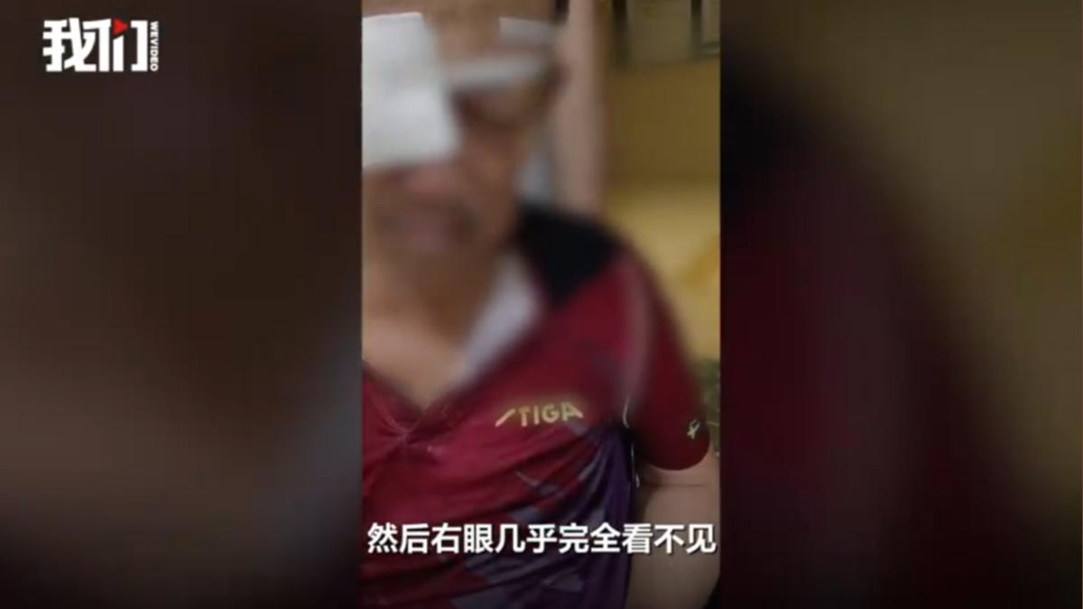王男父親在手術過後，右眼仍幾乎完全看不見。（圖／翻攝自新京報微博）