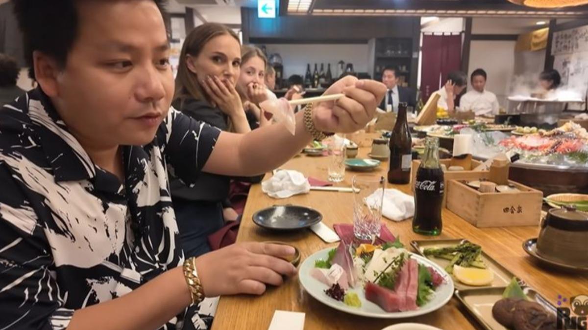 YTR東京拍片!旁邊竟是「奧斯卡影后」偷瞄鏡頭 網友震驚:快回頭看