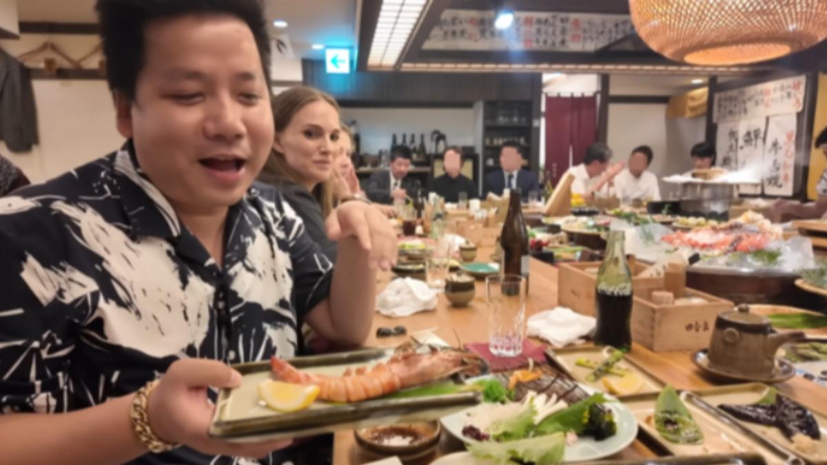 「Khoa Pug」介紹高級料理,娜塔莉波曼轉頭驚訝看了一眼。(圖/翻攝自YouTube)