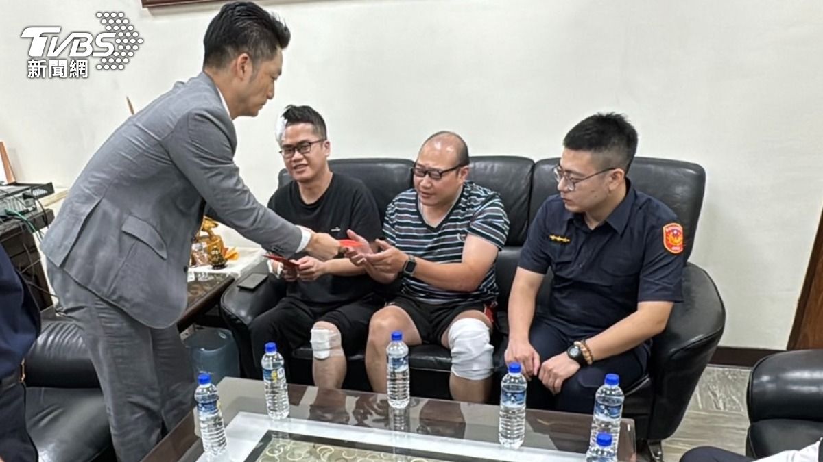 蔣萬安探視受傷員警。（圖／台北市政府提供）