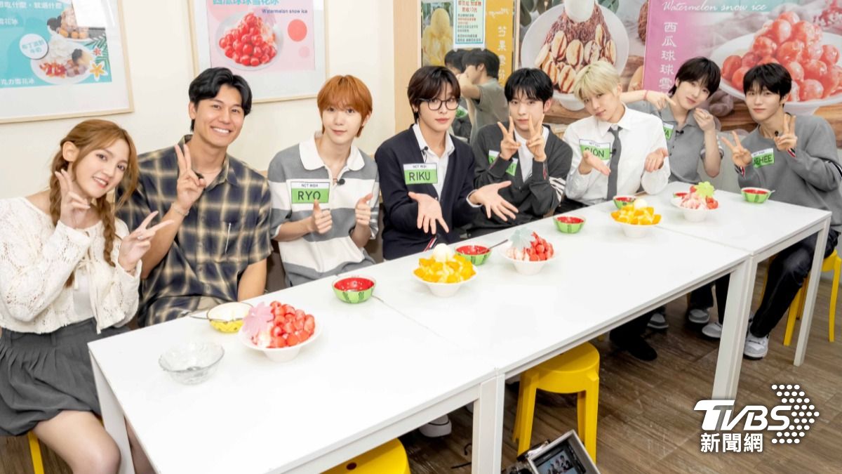 朵拉(左起)、風田招待「NCT WISH」享用清涼消暑的芒果冰。(圖/TVBS)