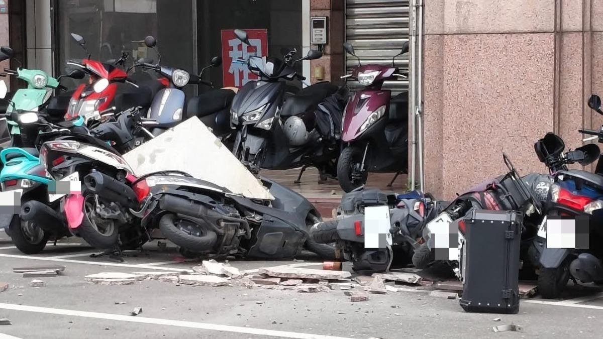 快訊／苗栗大樓外牆磁磚雨！擊落6機車東倒西歪　驚險畫面曝