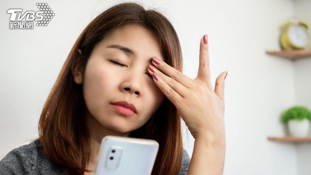 6旬女隱眼帶不進去!竟引起「乾眼症」 醫曝:與白內障有關