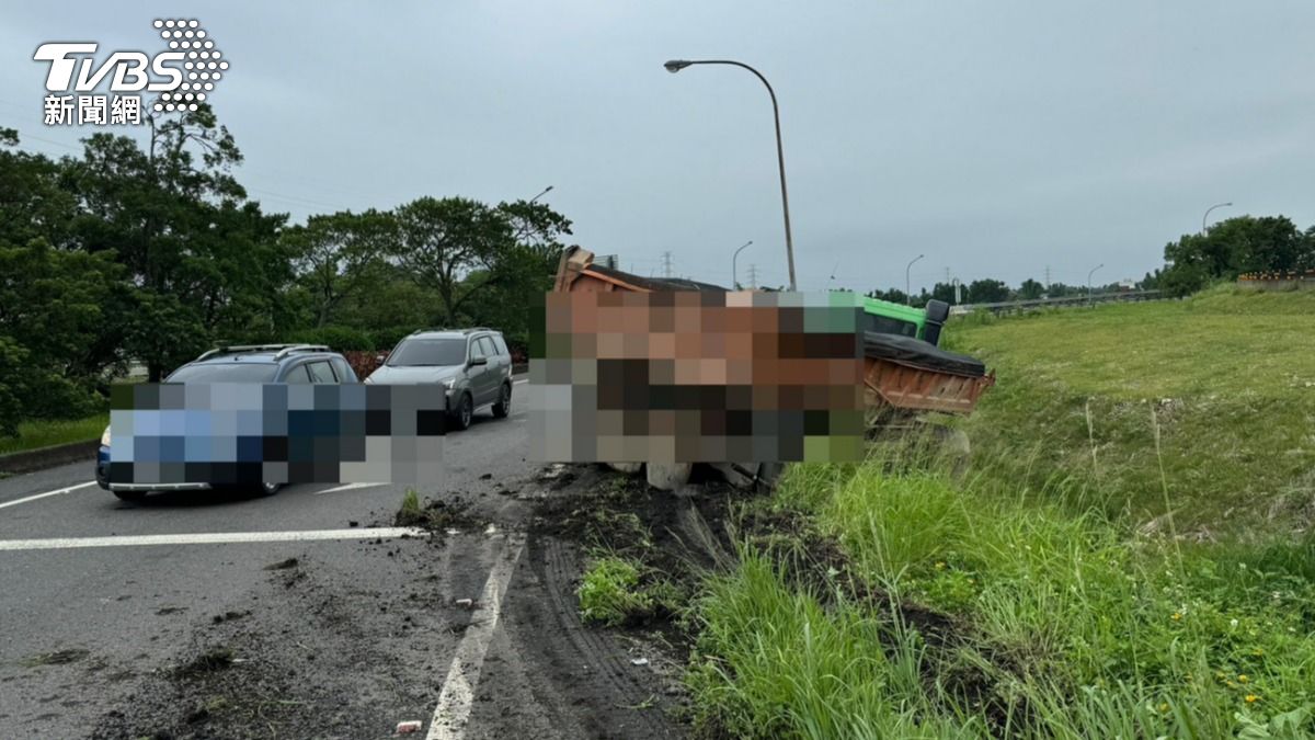 閃避不及猛撞護欄!曳引車翻落國三匝道邊坡 女重騎士驚險逃過