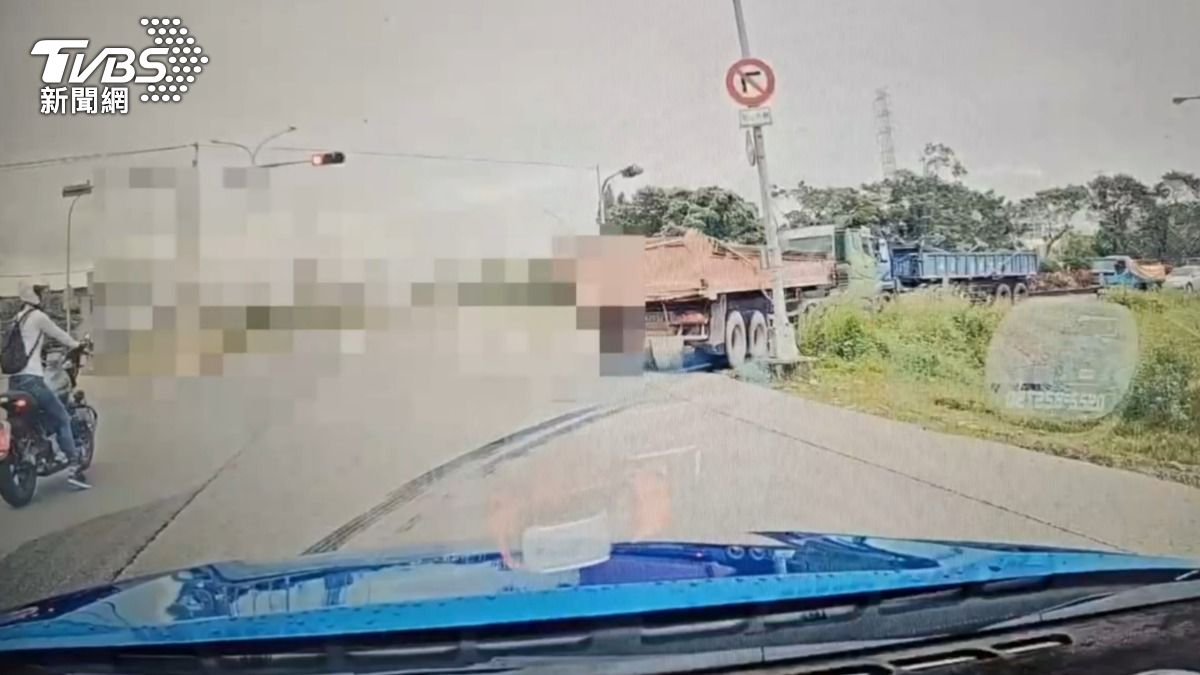 曳引車翻落國三匝道邊坡。(圖/TVBS)