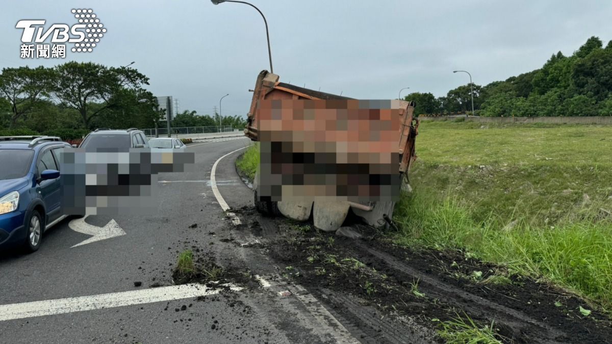 曳引車翻落國三匝道邊坡。(圖/TVBS)