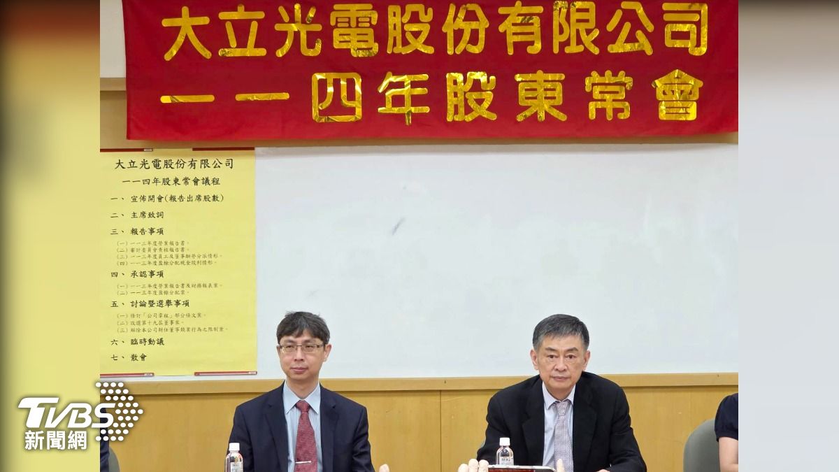 大立光今天召開股東會，董事長林恩平（右）出席。（圖／中央社）