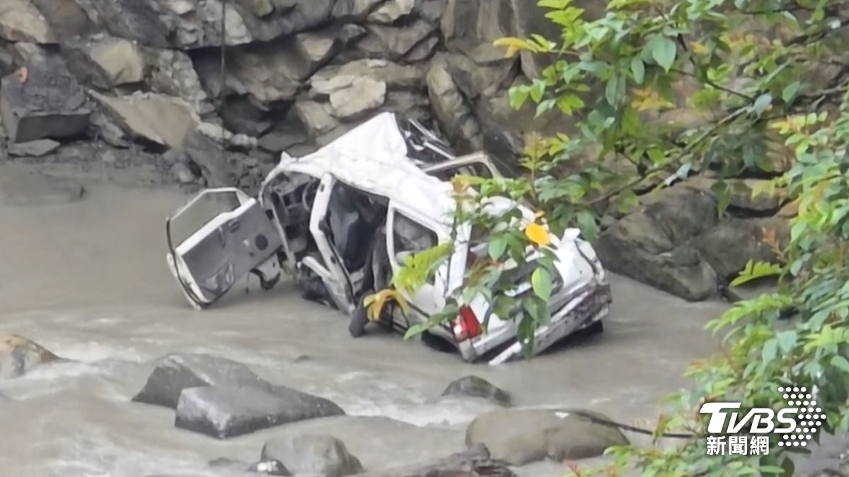 車輛墜谷變形。(圖/TVBS)
