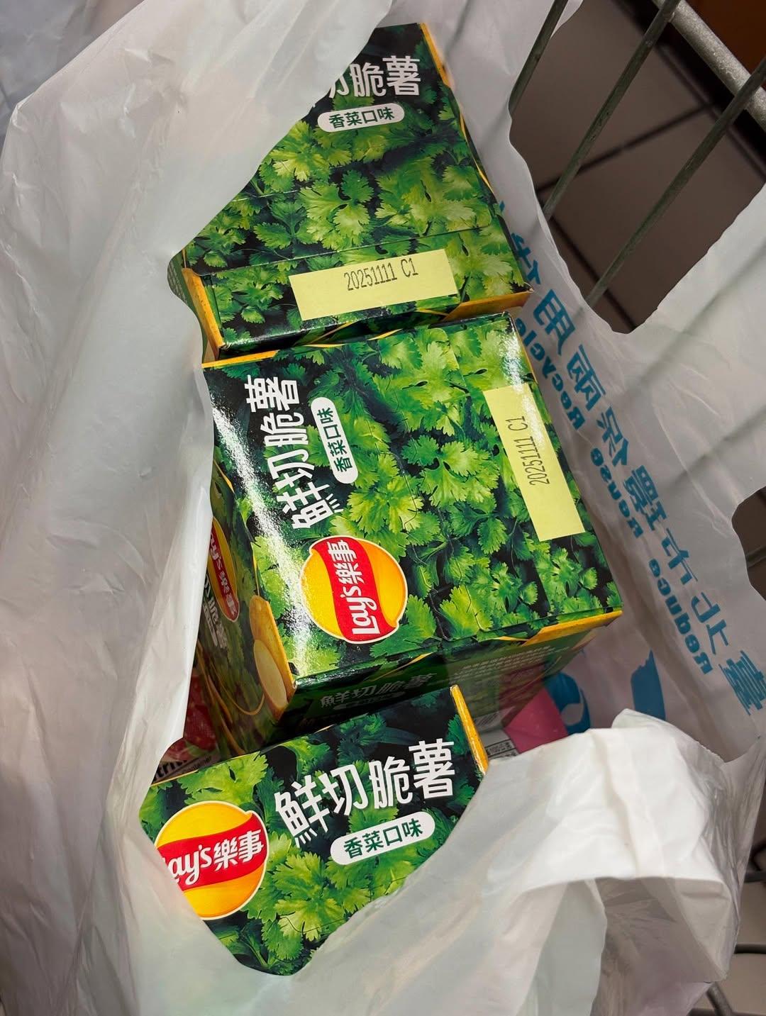 全昭彌買了3大盒香菜口味的洋芋片。(圖/翻攝自IG@somsomi0309)