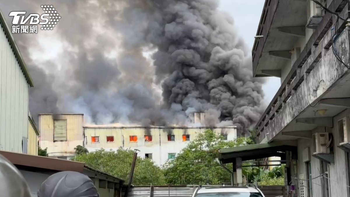 快訊/宜蘭烤漆廠傳爆炸聲!黑煙巨龍竄天 驚悚畫面曝光