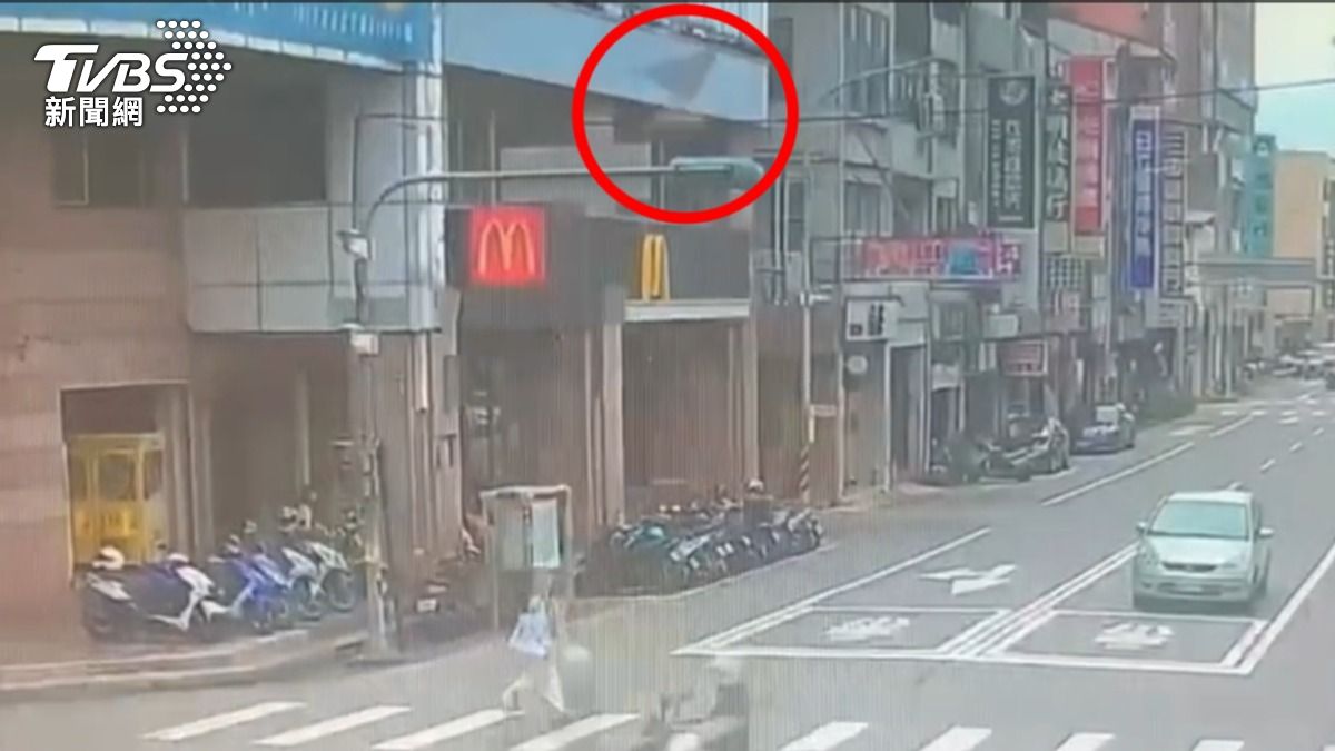 大樓磁磚掉落瞬間,斑馬線路人正好通過。(圖/TVBS)