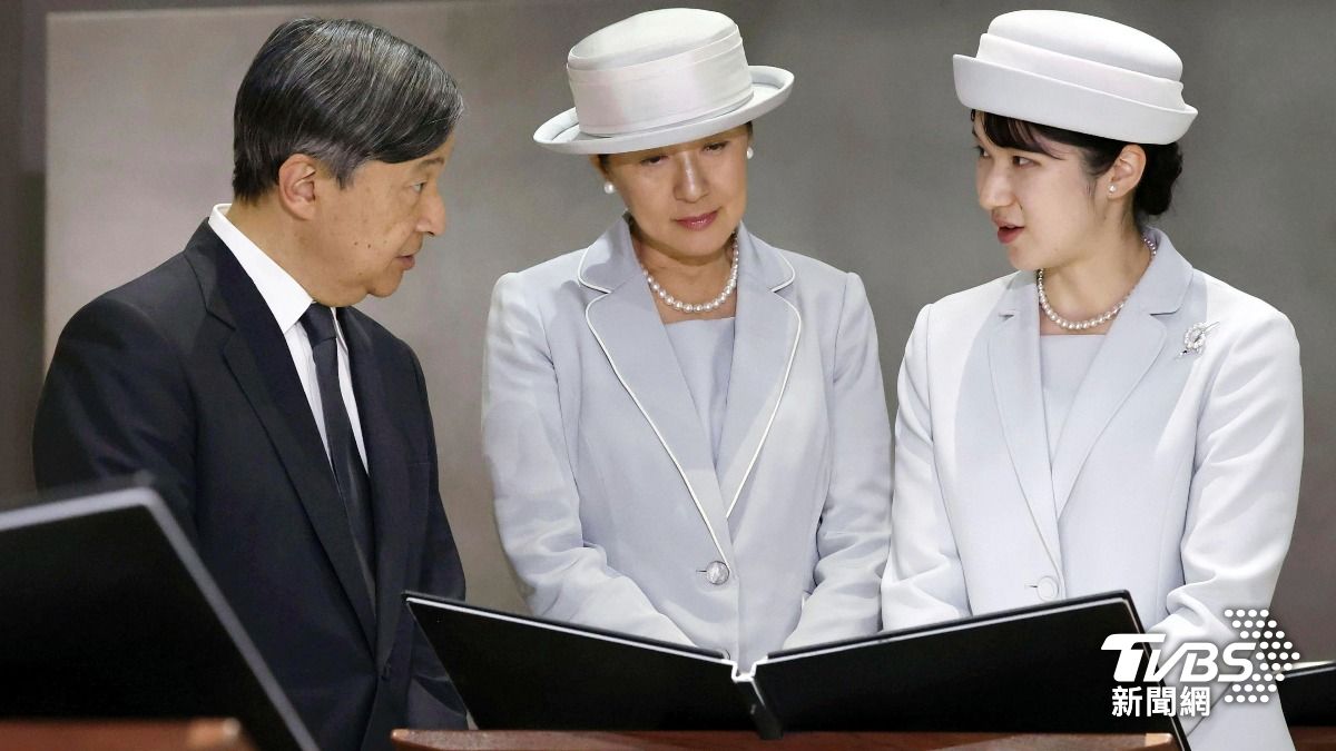 日本天皇夫婦與愛子公主到訪沖繩縣紀念二戰80週年（圖／達志影像美聯社）