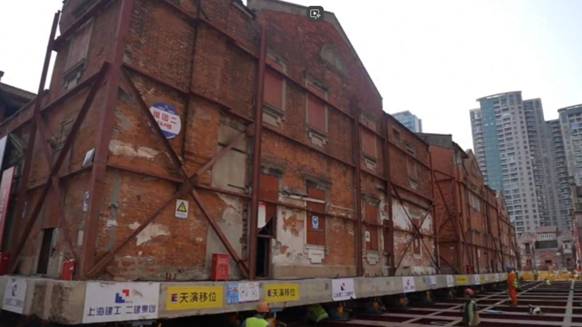 步履器讓老建築就像長出腳,一步步走到特定位置。(圖/CCTV+)