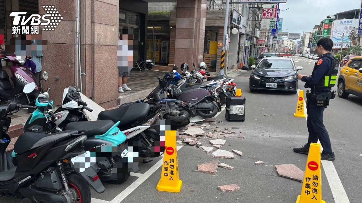 現場機車被砸到東倒西歪。(圖 /TVBS)