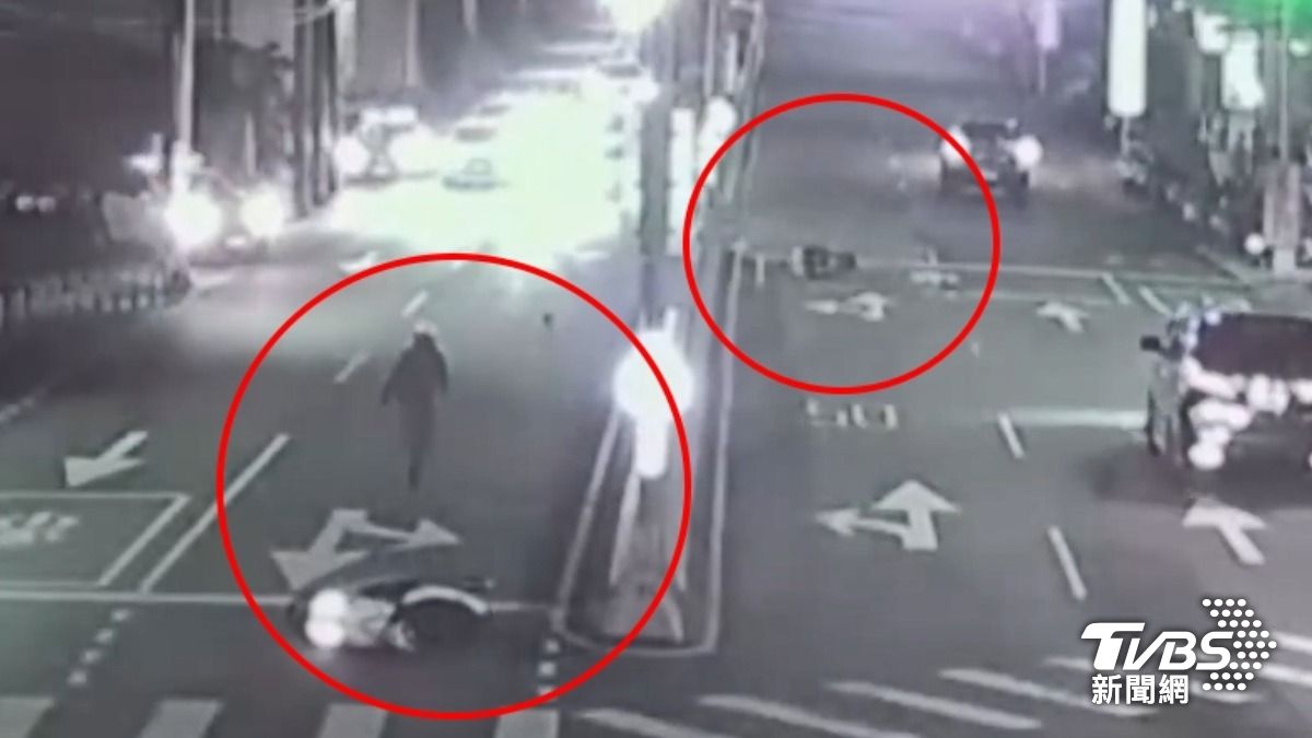 飆車族無牌逆向拒檢,遭7警圍捕上銬。(圖/TVBS)