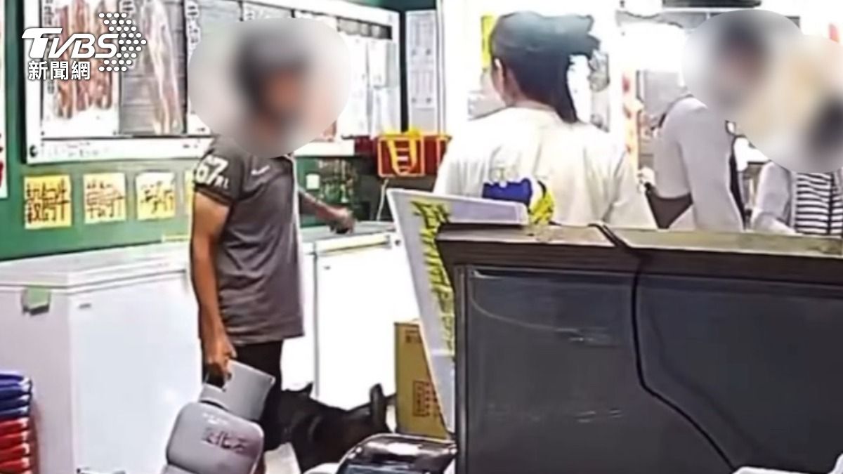 男子手持瓦斯桶,詢問店家是否要換瓦斯,實際是要討錢。(圖/TVBS)