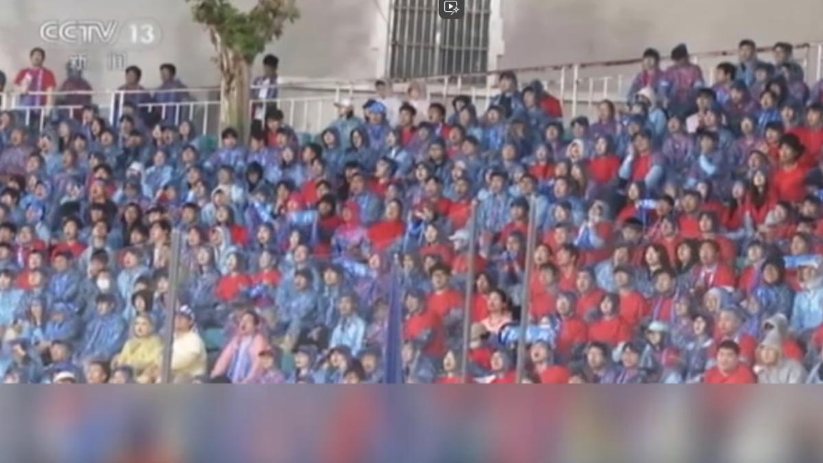 即使下著雨,比賽現場仍然座無虛席。(圖/CCTV-13)