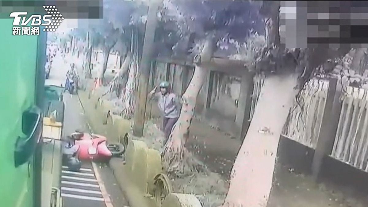 印尼移工無照騎車鑽車縫倒地 慘遭大貨車輾過客死異鄉
