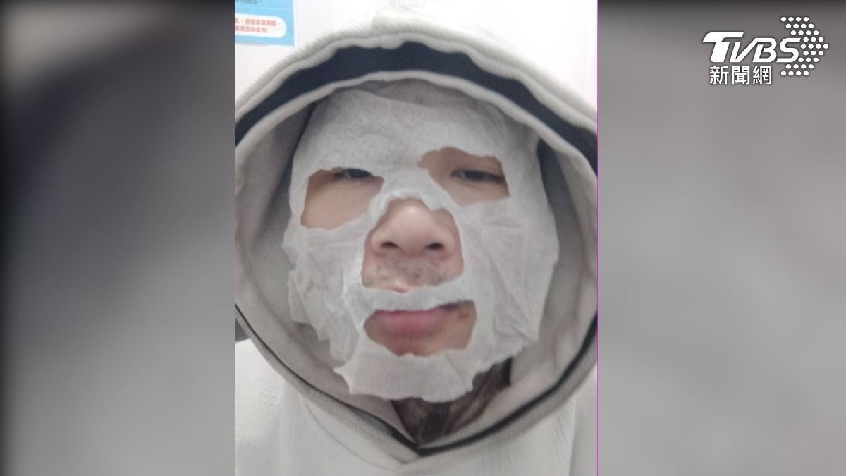 男子敷面膜盜外送員帳戶。（圖／TVBS）