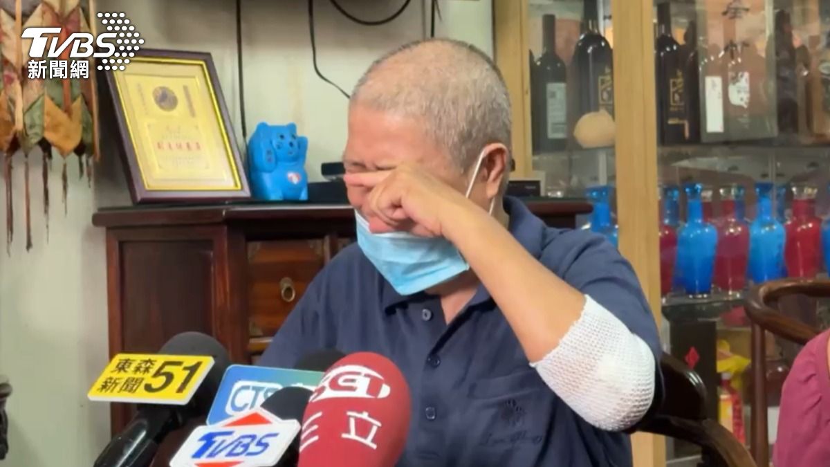 阿公哭到傷心欲絕。(圖 /TVBS)