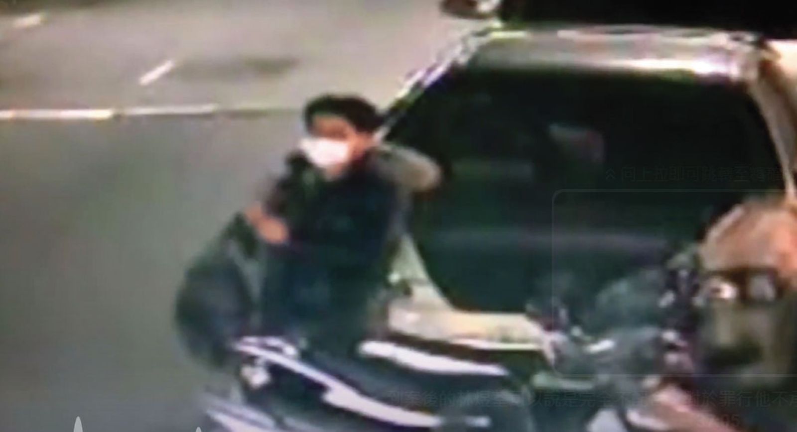 林男犯案後身染血跡,穿上死者的外套逃逸,不料被監視器拍下。(圖/翻攝畫面)