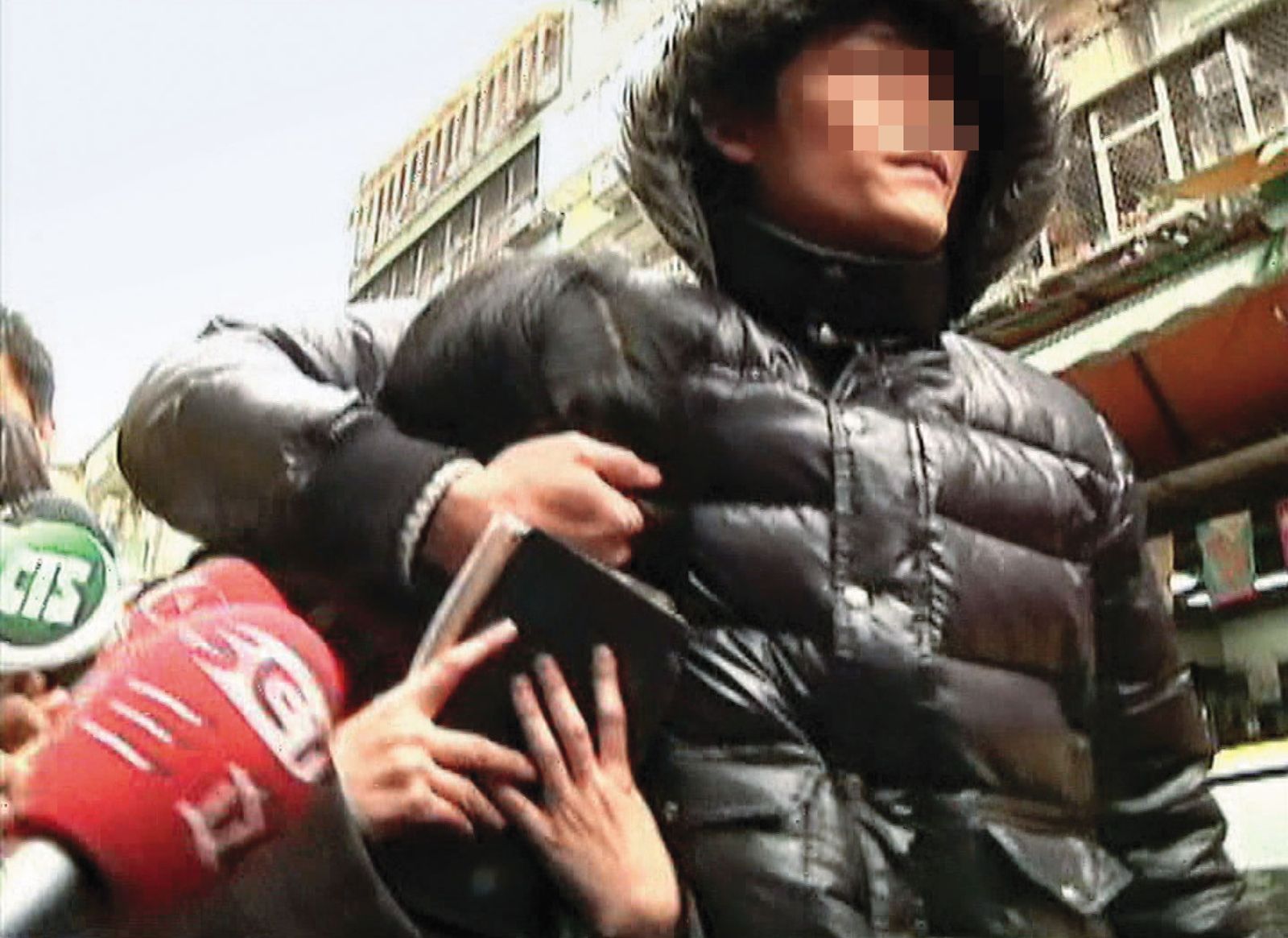 老闆娘女兒男友(右)放在銀樓內的安全帽,意外成為破案關鍵。(圖/東森新聞提供)